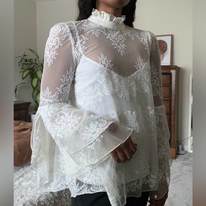 BCBGMAXAZRIA cream lace top w/camisole.